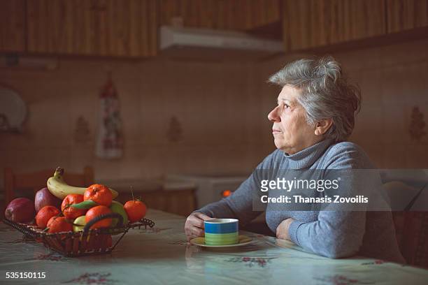 portrait of a senior woman - solitudine foto e immagini stock