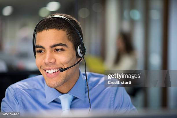 happy call-center-vertreter - mann headset stock-fotos und bilder