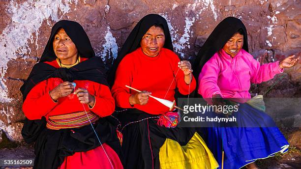 mujer dando vueltas en la isla de lana taquile, el lago titicaca, perú - lago titicaca fotografías e imágenes de stock