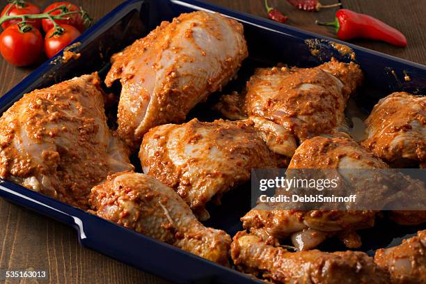 marinating chicken - raw chicken stockfoto's en -beelden
