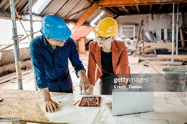 architekten, bauarbeiter mit plänen, tablet pc und laptop - wiederbelebung stock-fotos und bilder