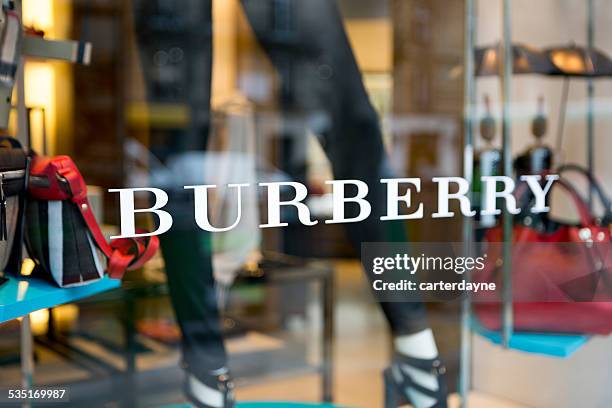 burberry ventana de visualización en parís, francia - marca de diseñador fotografías e imágenes de stock