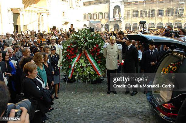 Italian opera tenor legend Luciano Pavarotti's wife, Nicoletta Mantovani , flanked by his sister Lella, and daughter Lorenza stand near his coffin by...