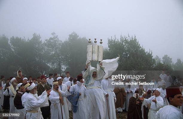 ?Chavouot? Pilgrimage on the mount Gerizim, . T he high priest with the sepher thora