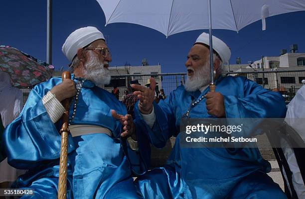 The priest The Samaritans during ?Pessah?? sacrifice on Mount Gerizim Israel , near Sekhem Les Samaritains, sacrifice de paques sur le mont Gerizim...