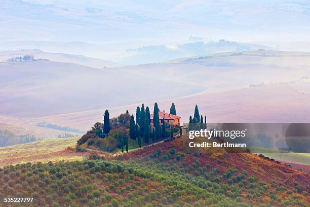 farmhouse in tuscany - tuscan villa stock pictures, royalty-free photos & images