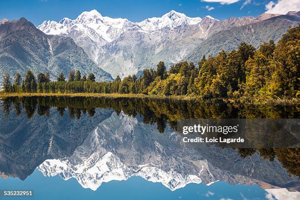 lake matheson with mount cook mirrored - loic lagarde photos et images de collection