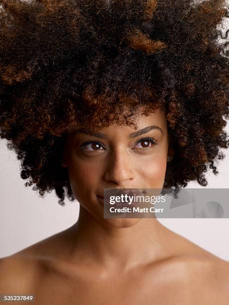 young woman with big hair - big hair stockfoto's en -beelden