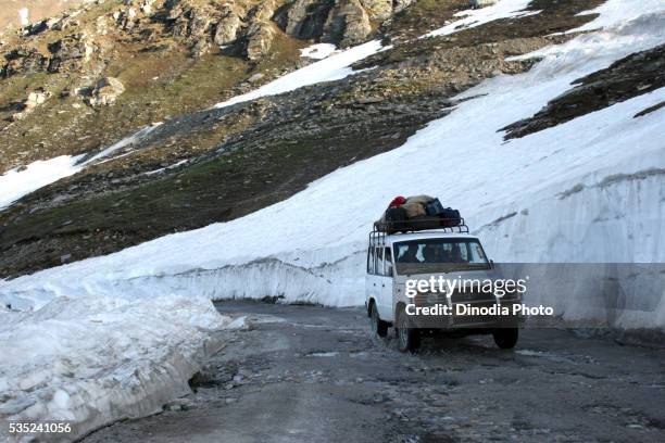 tourist jeep passing through rohtang pass in manali, himachal pradesh, india. - rohtang stockfoto's en -beelden