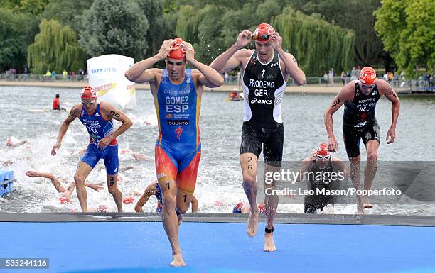 Dextro Energy/ ITU World Championship Triathlon Hyde Park London UK Swimmers exit the Serpentin Lake after the Mens 1.5Km swim The overall event was...