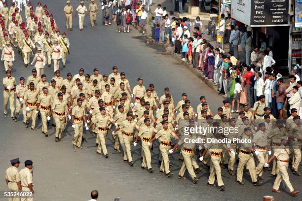 mumbai police force marching on the streets during the country's 58th republic day in mumbai, maharashtra, india. - indian police officer image with uniform stock-fotos und bilder