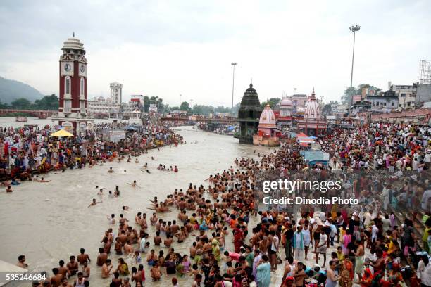 devotees at har ki pauri ghat on the banks of the ganges river in haridwar, uttaranchal, india. - bathing ghat fotografías e imágenes de stock