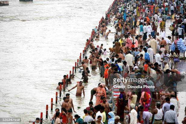devotees at har ki pauri ghat on the banks of the ganges river in haridwar, uttaranchal, india. - traditioneller brauch stock-fotos und bilder