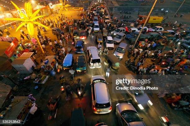 traffic jam in pune, maharashtra, india. - pune imagens e fotografias de stock