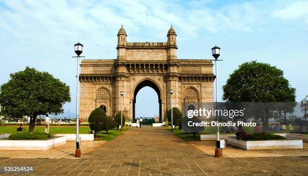 gateway of india in mumbai, maharashtra, india. - puerta de la india fotografías e imágenes de stock
