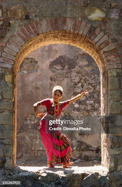 bharatanatyam dancing in india. - bharatanatyam dancing stockfoto's en -beelden