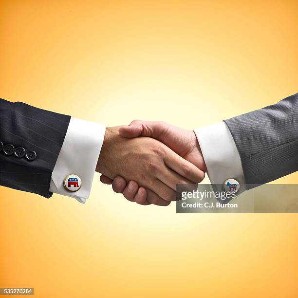 bipartisan handshake - manschettenknöpfe stock-fotos und bilder