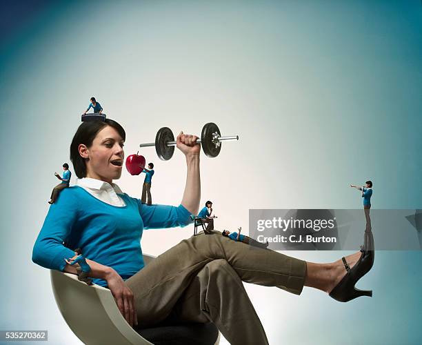 woman managing many responsibilities - multitarefas imagens e fotografias de stock