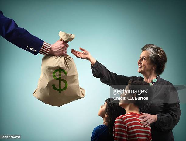 people getting handout from uncle sam - money bag fotografías e imágenes de stock