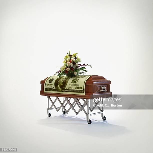 hundred dollar bill on coffin - funeral flowers stockfoto's en -beelden