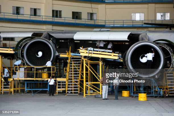 boeing 747-400 parked for maintenance and repair at the hanger based in chhatrapati shivaji international airport in mumbai, maharashtra, india. - boeing 747 interior stock pictures, royalty-free photos & images