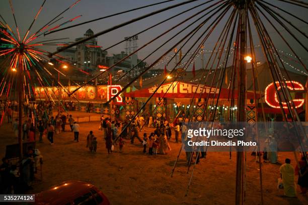 circus at night in pune, maharashtra, india. - プーナ ストックフォトと画像