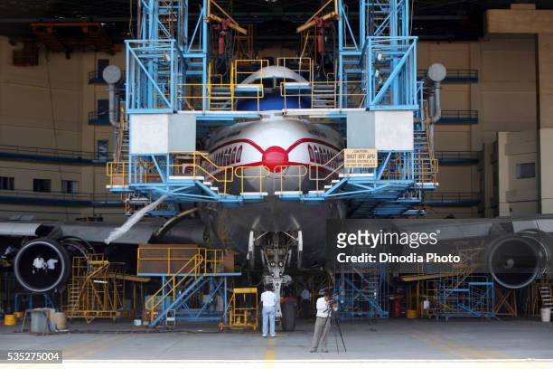 boeing 747-400 parked for maintenance and repair at the hanger based in chhatrapati shivaji international airport in mumbai, maharashtra, india. - boeing 747 interior stock pictures, royalty-free photos & images