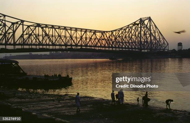 howrah bridge in calcutta, west bengel, india. - howrah bridge stock pictures, royalty-free photos & images