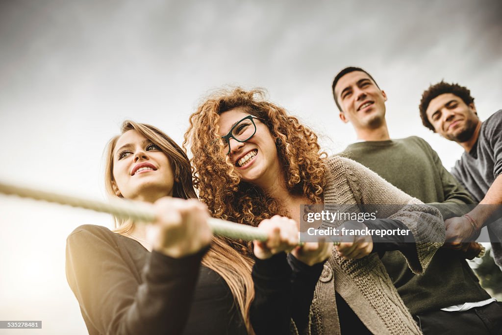 Freunde, die das Tauziehen-teamwork