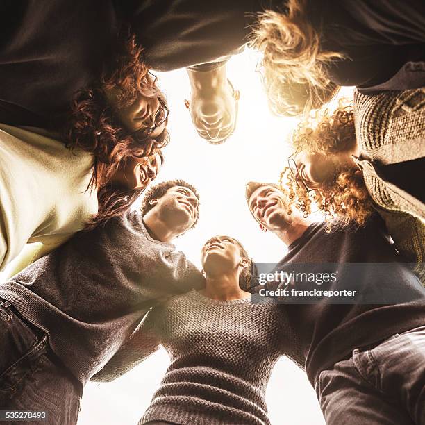 freunde begrüßt, genießen sie den blick nach unten - verschiedene kulturen stock-fotos und bilder