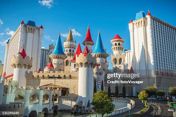 las vegas colorida torres de exalibur hotel casino resort, nevada - hotel excalibur - fotografias e filmes do acervo