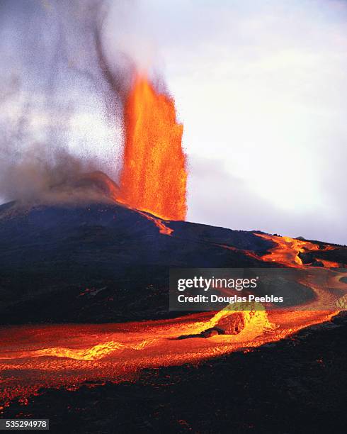 kilauea erupting - kīlauea volcano stock pictures, royalty-free photos & images