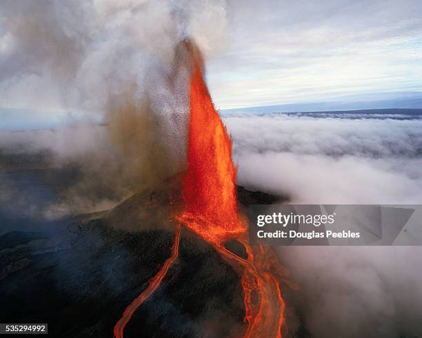 kilauea erupting - hawaii volcanoes national park 個照片及圖片檔