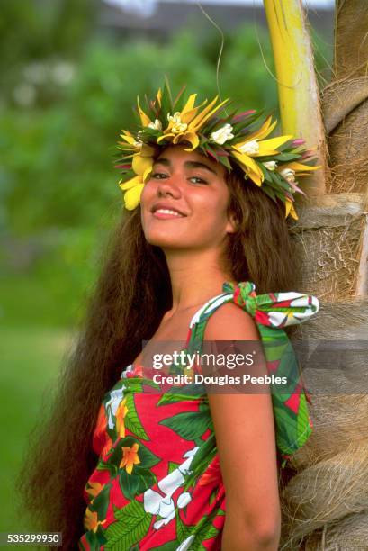 polynesian woman wearing flower crown - tahiti flower stock pictures, royalty-free photos & images