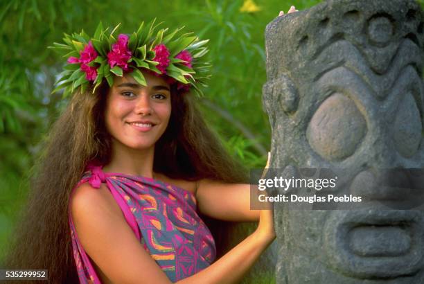 polynesian woman wearing flower crown - tahiti flower stock pictures, royalty-free photos & images