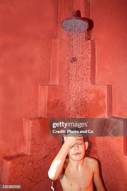 child in the shower - boy taking a shower stock-fotos und bilder