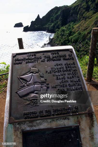 commemorative plaque for the hmav bounty - pitcairnöarna bildbanksfoton och bilder