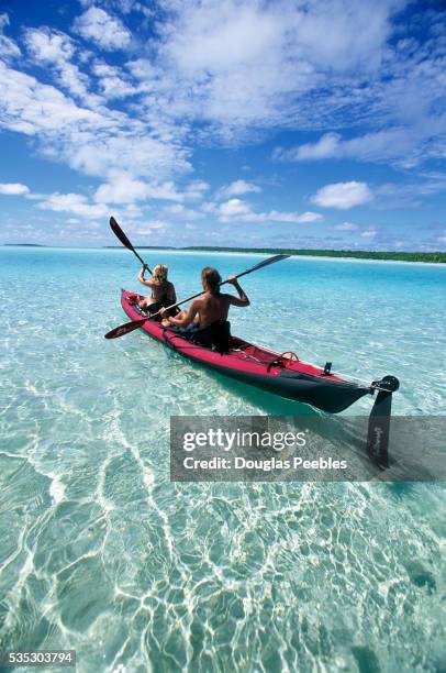 kayaking in clear tropical water - cook islands - fotografias e filmes do acervo