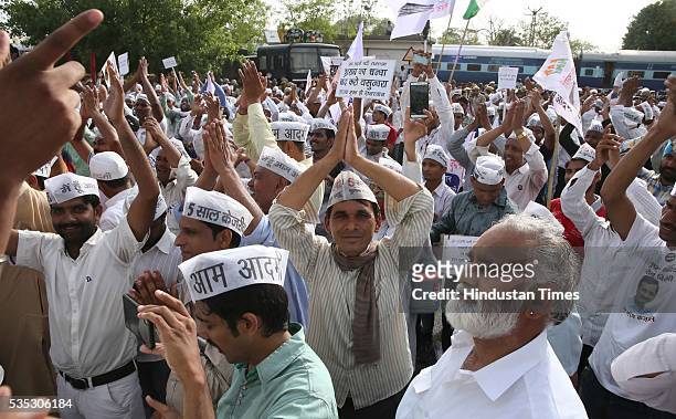 Aam Aadmi Party supporters on way to submit a memorandum to Rajasthan CM Vasundhara Raje for the prohibition of liquor in the state, being stopped by...
