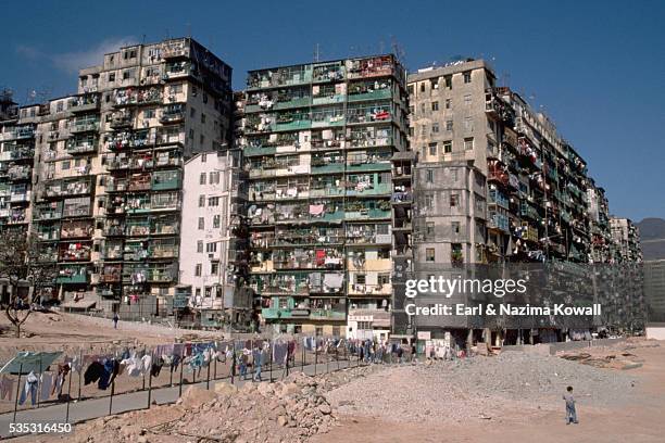 kowloon walled city - kowloon walled city stock pictures, royalty-free photos & images