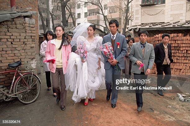 chinese in western wedding clothes - 80s wedding stockfoto's en -beelden