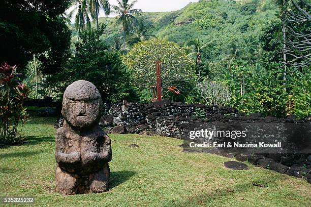 statue at an ancient temple - papeete stock pictures, royalty-free photos & images