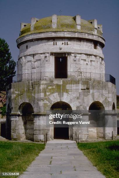 mausoleum ot theodoric in ravenna - mausoléu - fotografias e filmes do acervo