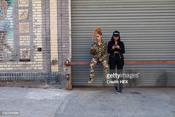 portrait of two stylish young women - tenue de camouflage mode photos et images de collection