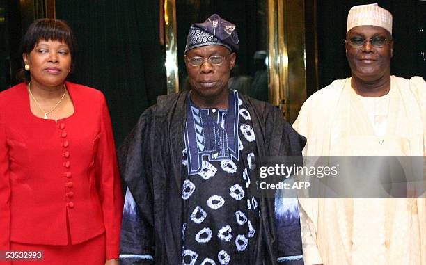 Nigeria President Olusegun Obasanjo and vice-President Atiku Abubakar pose with Sao Tome and Principe's Prime Minister Maria Do Carmo 30 August 2005,...