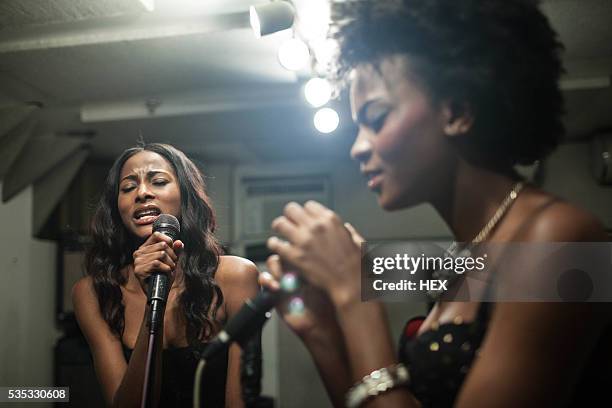 music performance in studio - duett bildbanksfoton och bilder