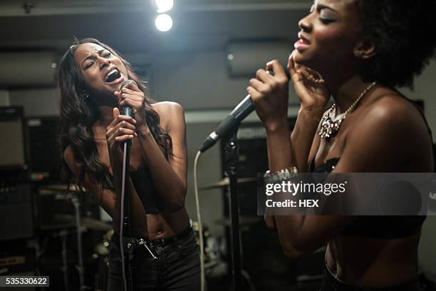 music performance in studio - rnb music stock pictures, royalty-free photos & images
