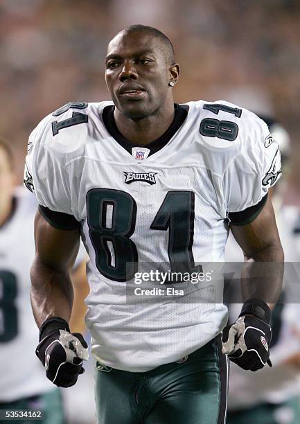 Terrell Owens of the Philadelphia Eagles runs on the field during the preseason game with the Cincinnati Bengals on August 26, 2005 at Lincoln...