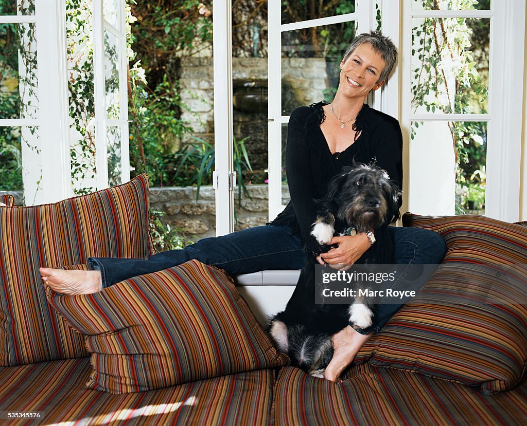 Jamie Lee Curtis at home in . with her dog. News Photo - Getty Images