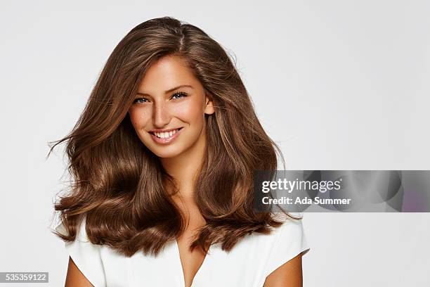 beautiful young smiling woman with long wavy hair - alongamento de cabelo - fotografias e filmes do acervo